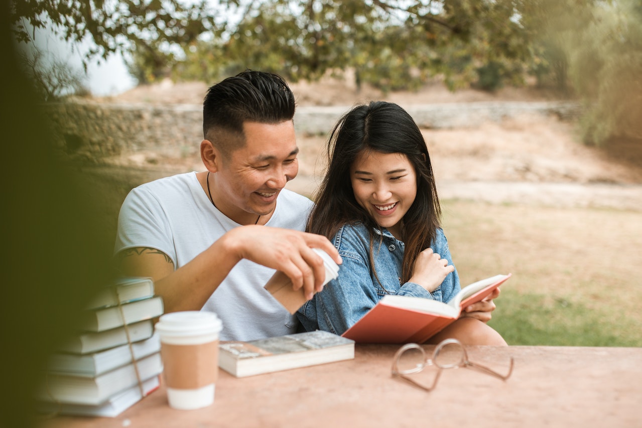 Đi ra ngoài thiên nhiên và chăm chú quan sát mọi thứ - thực sự hữu ích. Điều quan trọng là chuyển sự chú ý ra bên ngoài một cách có ý thức. Nhìn vào bầu trời, cây cối, chim chóc và màu sắc, kết nối với thế giới bạn đang sống.